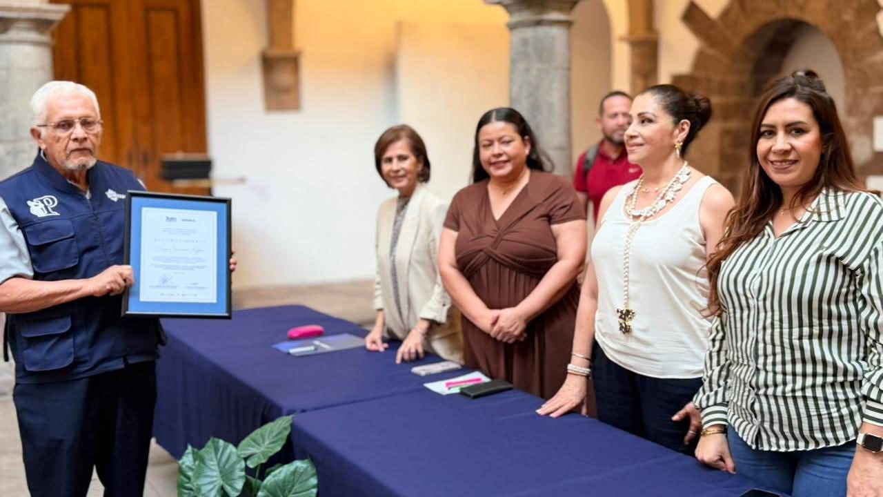 Reconocen a periodistas zamoranos por más de 30 años de trayectoria en aniversario de ASPEVAZA