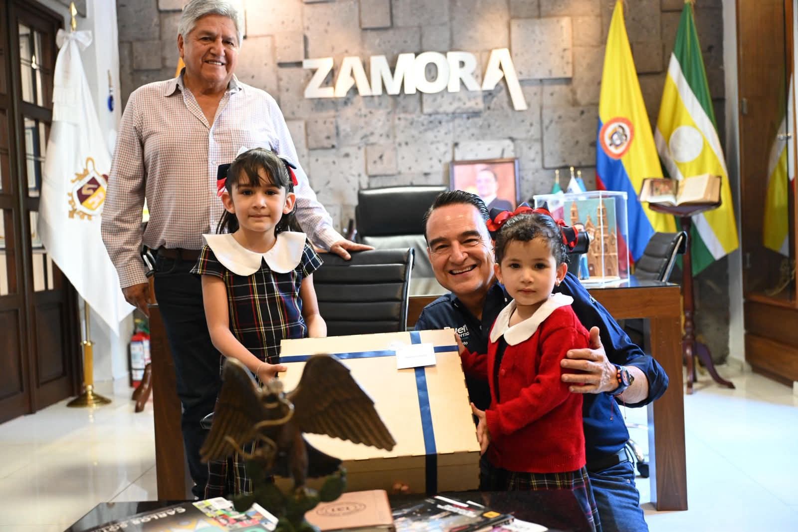 Entrega Carlos Soto equipo de cómputo a jardín de niños de Chaparaco