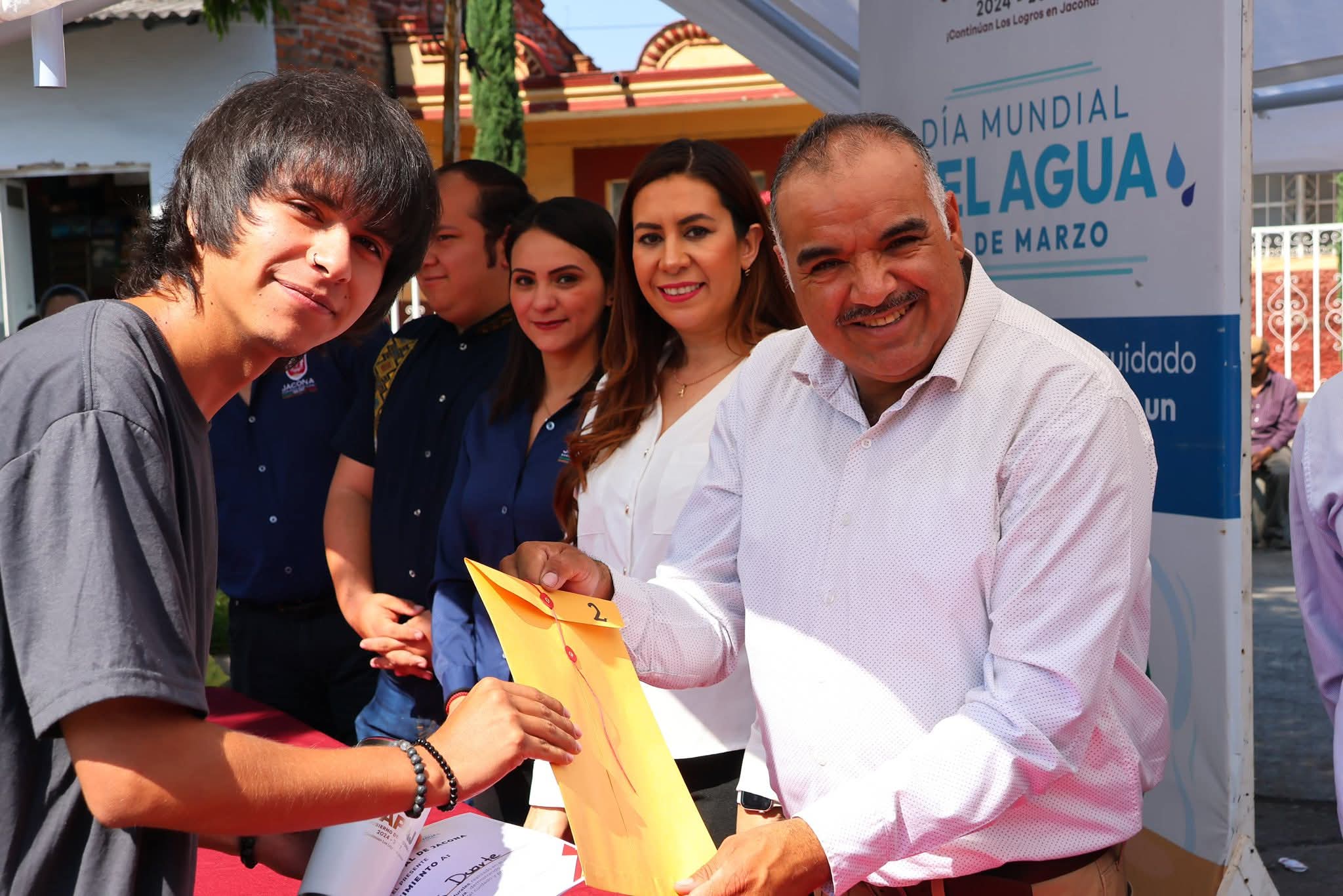 Isidoro Mosqueda encabeza la premiación del concurso de Murales