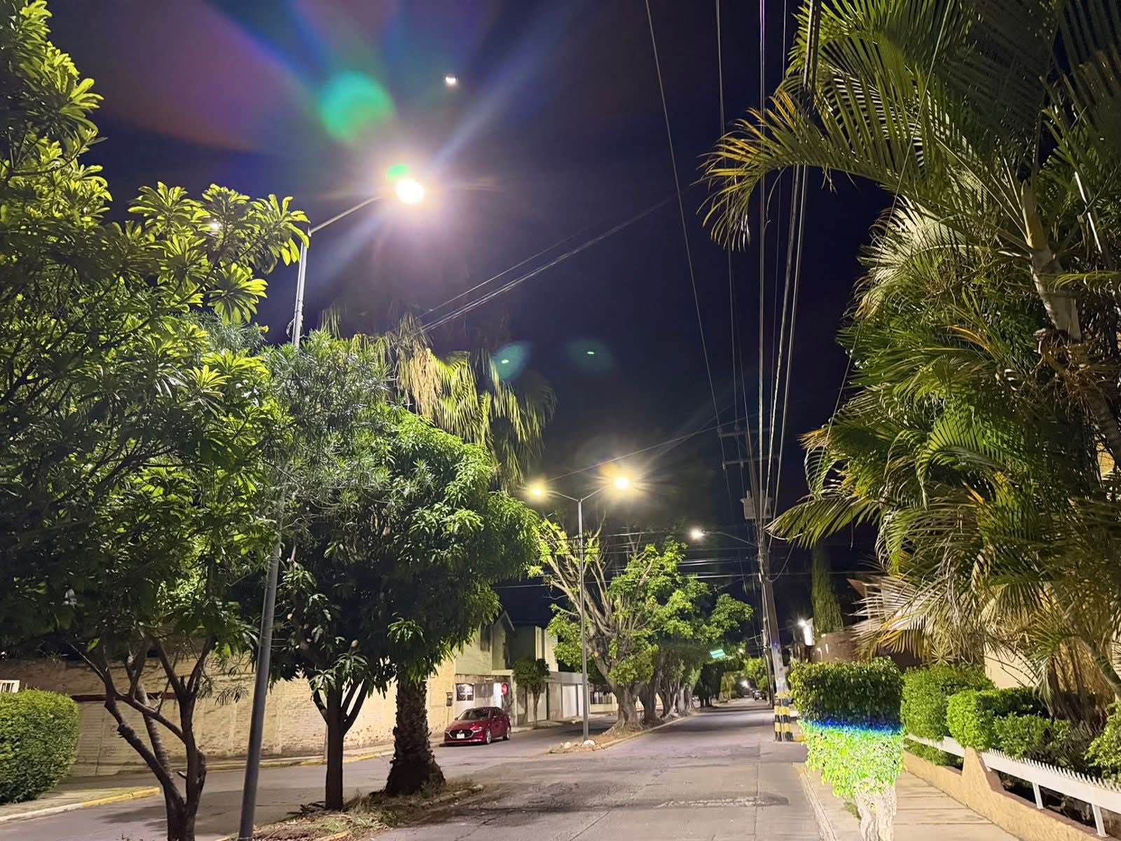 Instalan nuevo alumbrado público en Virrey de Mendoza para mejorar la seguridad en La Luneta