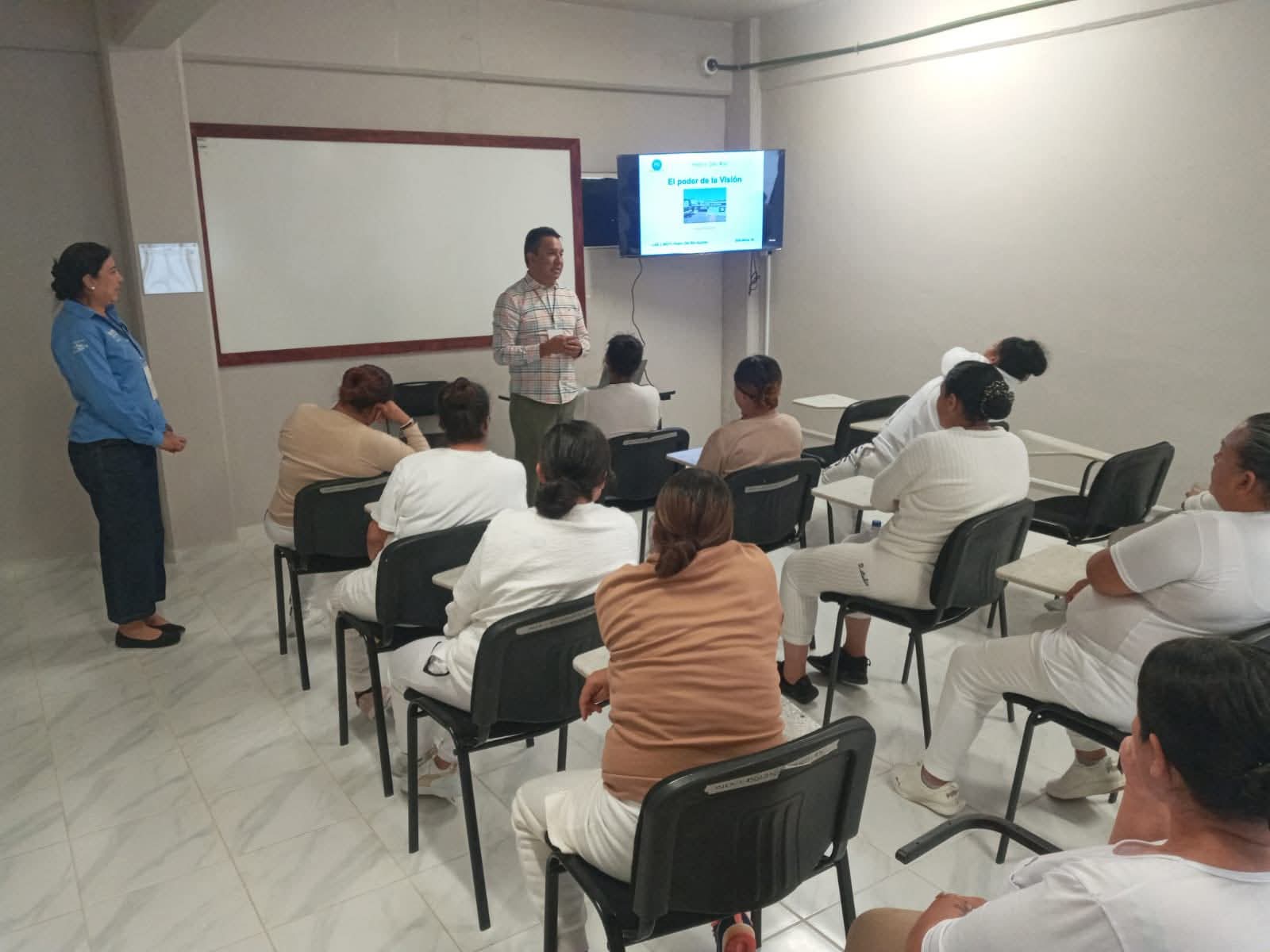 Llevan plática motivacional y concierto a mujeres internas del CERESO en Zamora