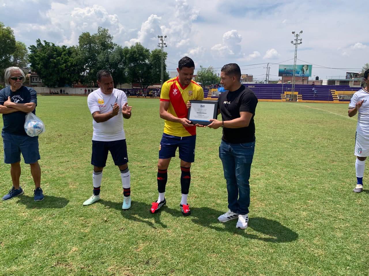 Realizan homenaje al futbolista Luis Ángel Landín por su trayectoria y ejemplo social