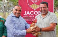 Isidoro Mosqueda entregó más de 100 paquetes de gallinas de pastura a 56 beneficiarios
