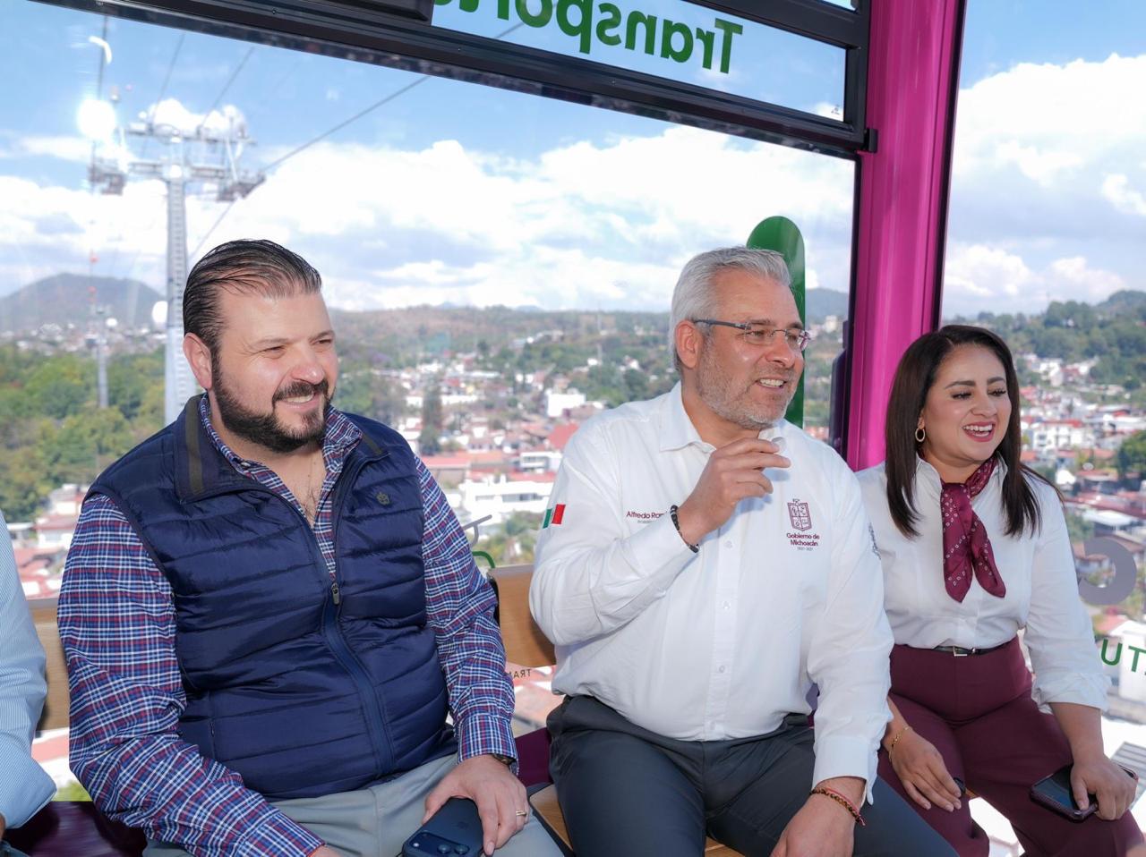 Realizan primer viaje del teleférico de Uruapan; anuncian jornadas gratuitas y entrega masiva de tarjetas