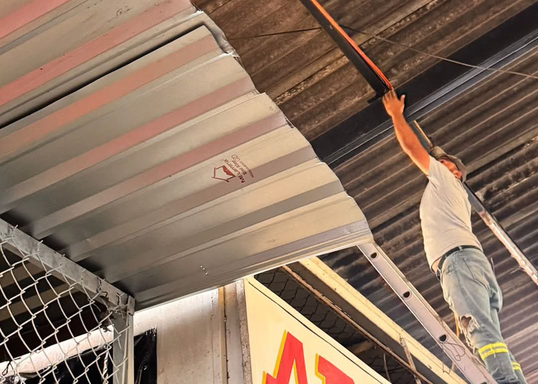 Rehabilitan alumbrado en el Mercado Municipal El Valle tras años de rezago