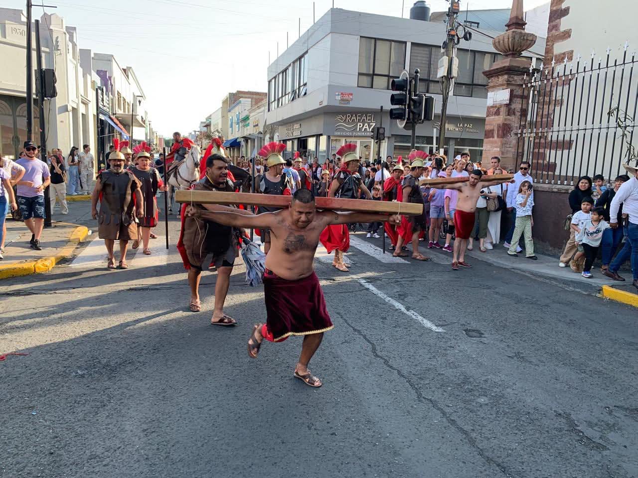 Emotivo Viacrucis viviente del Barrio de San Juan recorre principales calles en Zamora