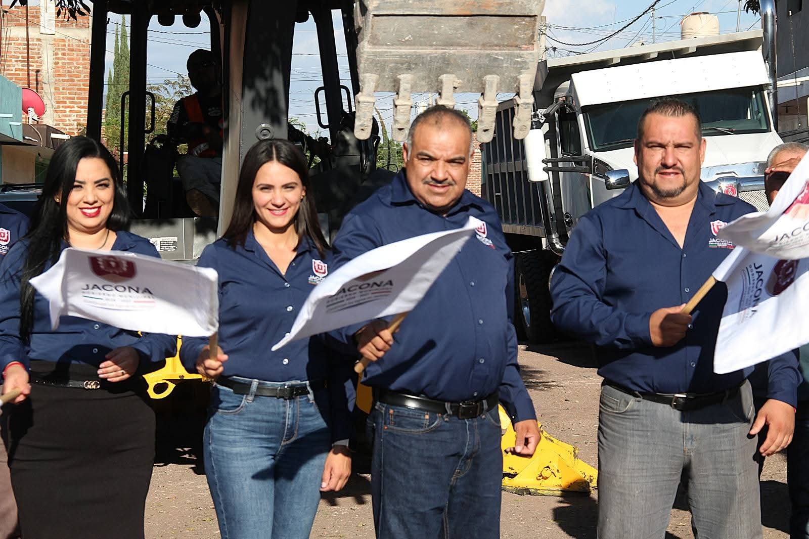 Isidoro Mosqueda cumplió con otra obra más, ahora arrancó la pavimentación de la calle Las Fuentes en la colonia Bicentenario de la Independencia
