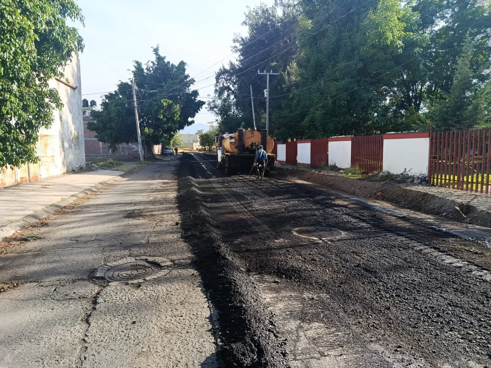 Carlos Soto encabezó acciones de rehabilitación en el carril poniente de la calle Rubén C. Navarro en Zamora