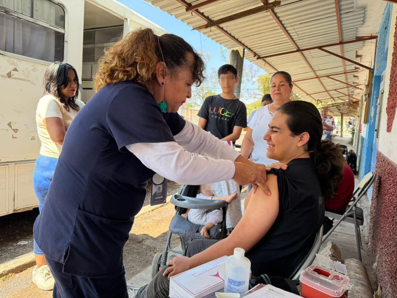 Carlos Soto acerca servicios de salud a colonias del municipio