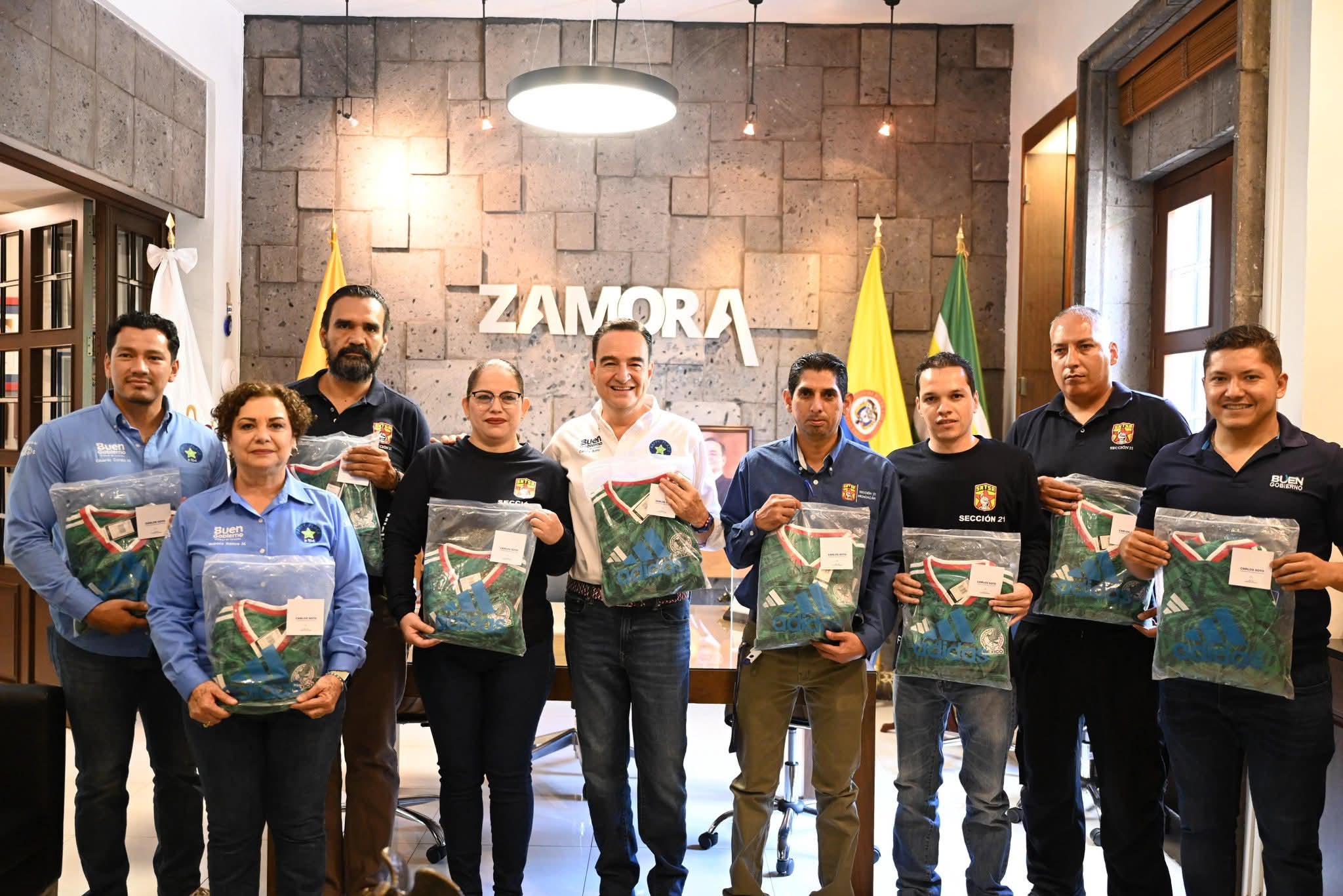 Carlos Soto entrega uniformes deportivos a trabajadores de salud rumbo a torneo estatal