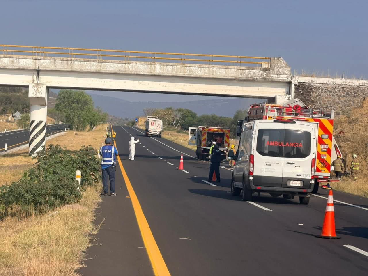 Coordina CRUM atención tras accidente de autobús en la Autopista de Occidente