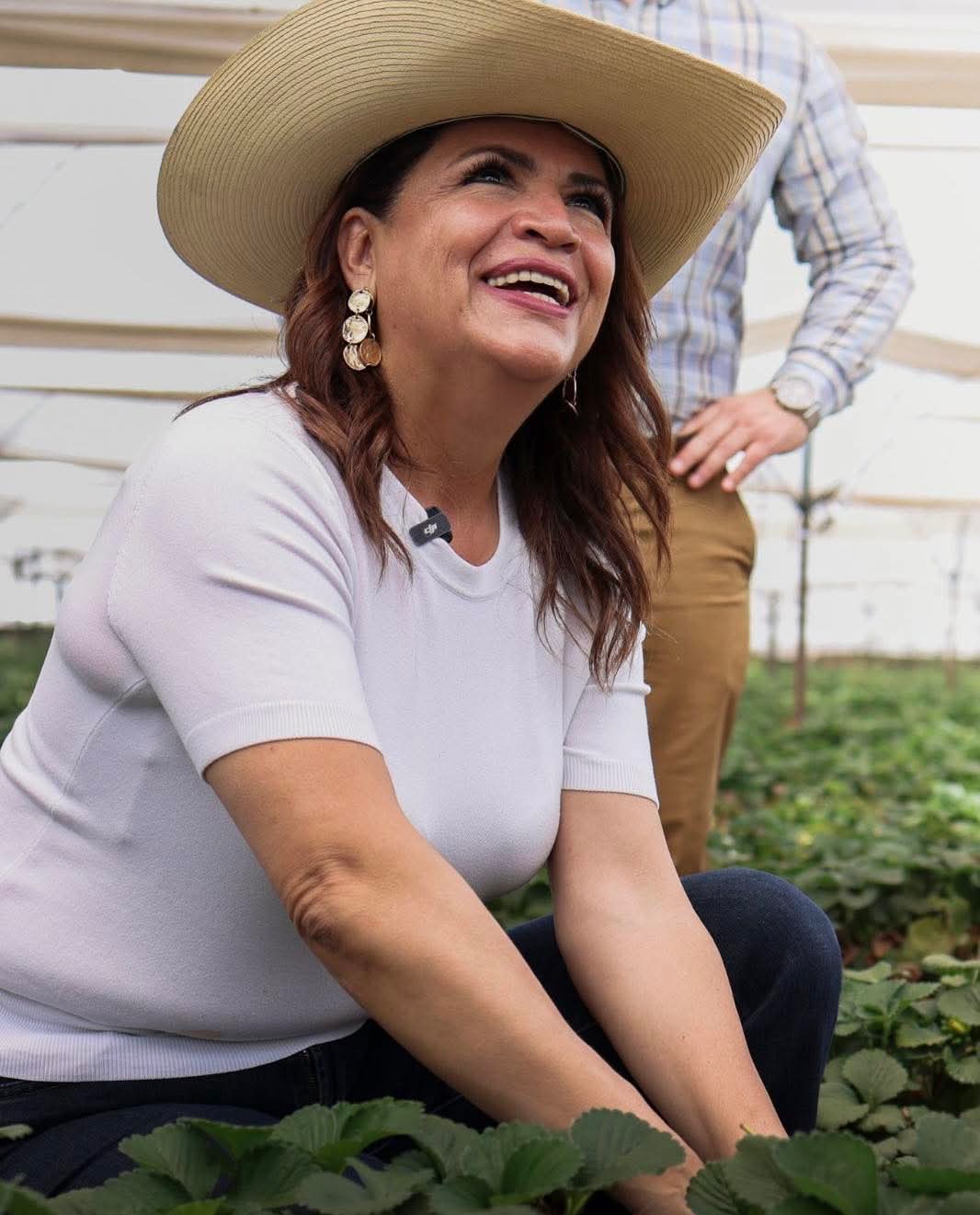 Fabiola Alanís reconoce el liderazgo de las mujeres en la agroindustria de la fresa en Jacona