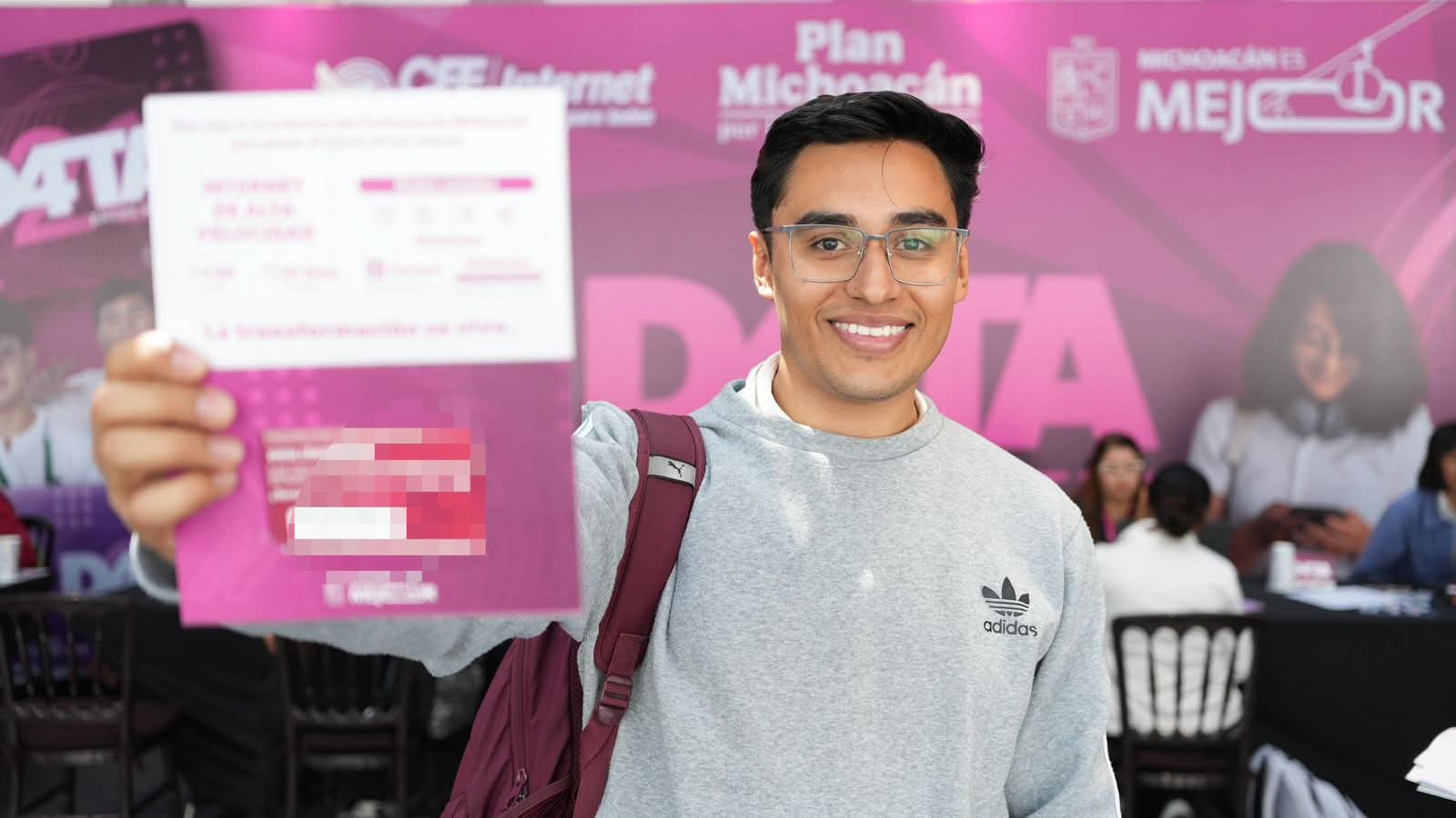 Continúa entrega de chips D4TA en escuelas y centros de distribución