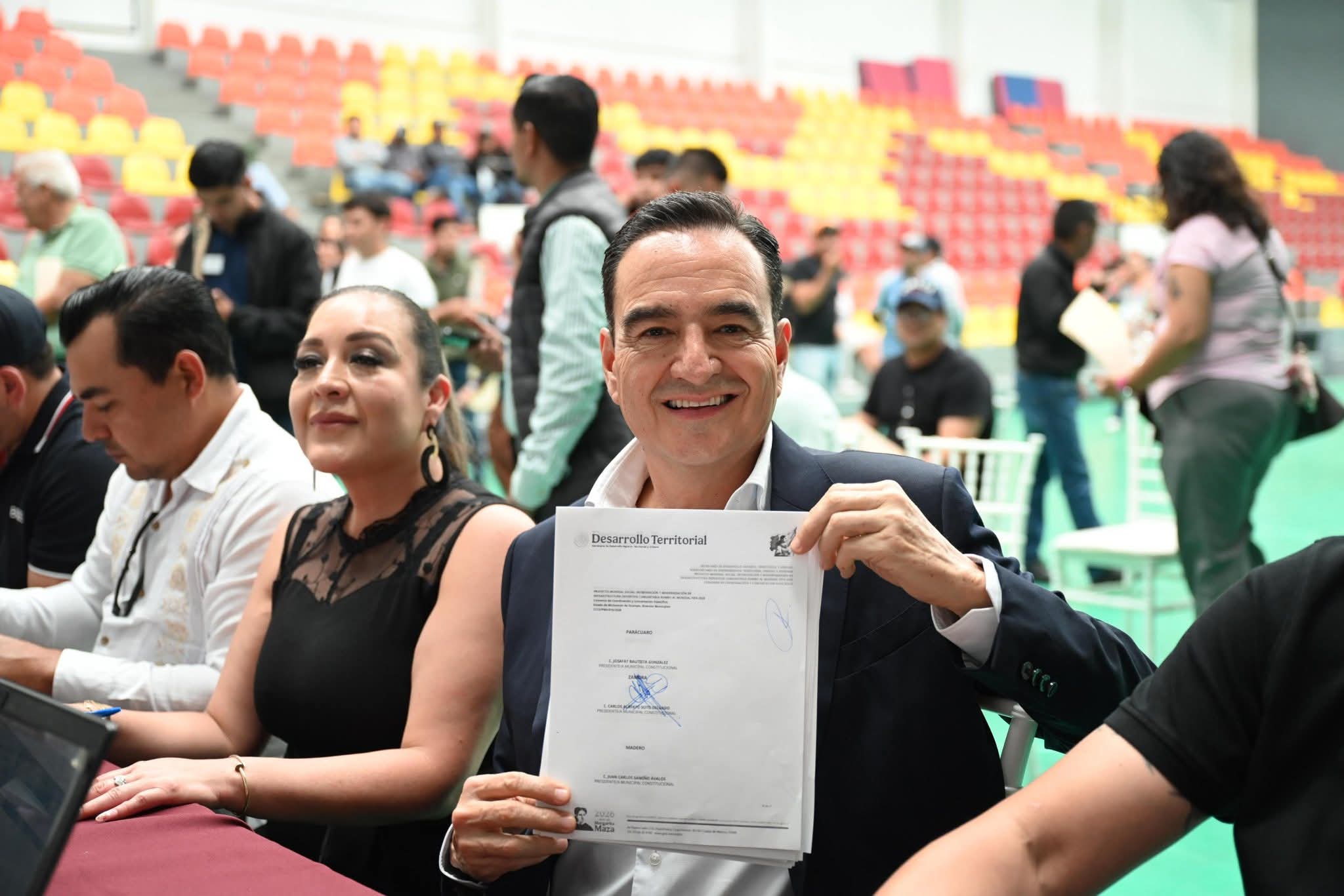 Carlos Soto firma convenio para construir canchas de fútbol 5 en Zamora