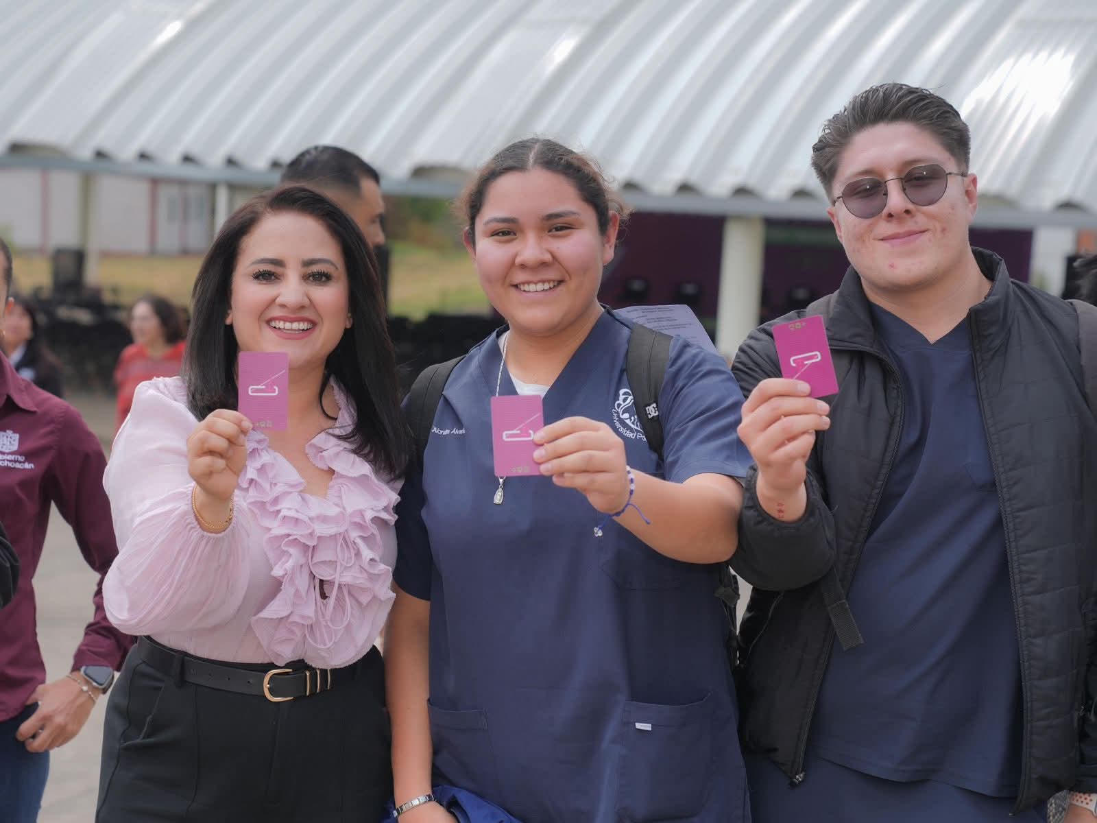 Gladyz Butanda entrega tarjetas del teleférico a estudiantes de Uruapan