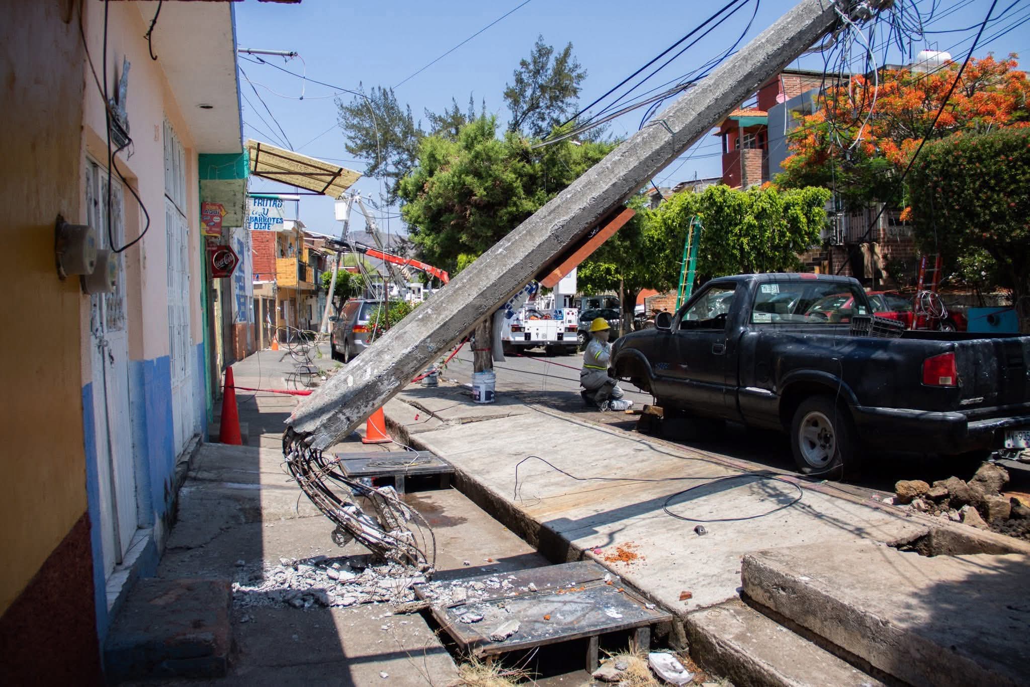 Comienzan reparaciones tras árbol caído en Tangancícuaro