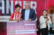 Garantiza Bedolla apoyo económico a 382 familias de niñas y niños con cáncer