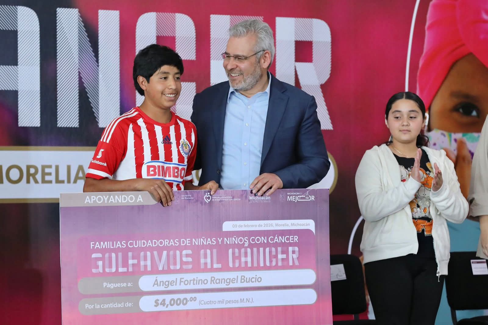 Garantiza Bedolla apoyo económico a 382 familias de niñas y niños con cáncer