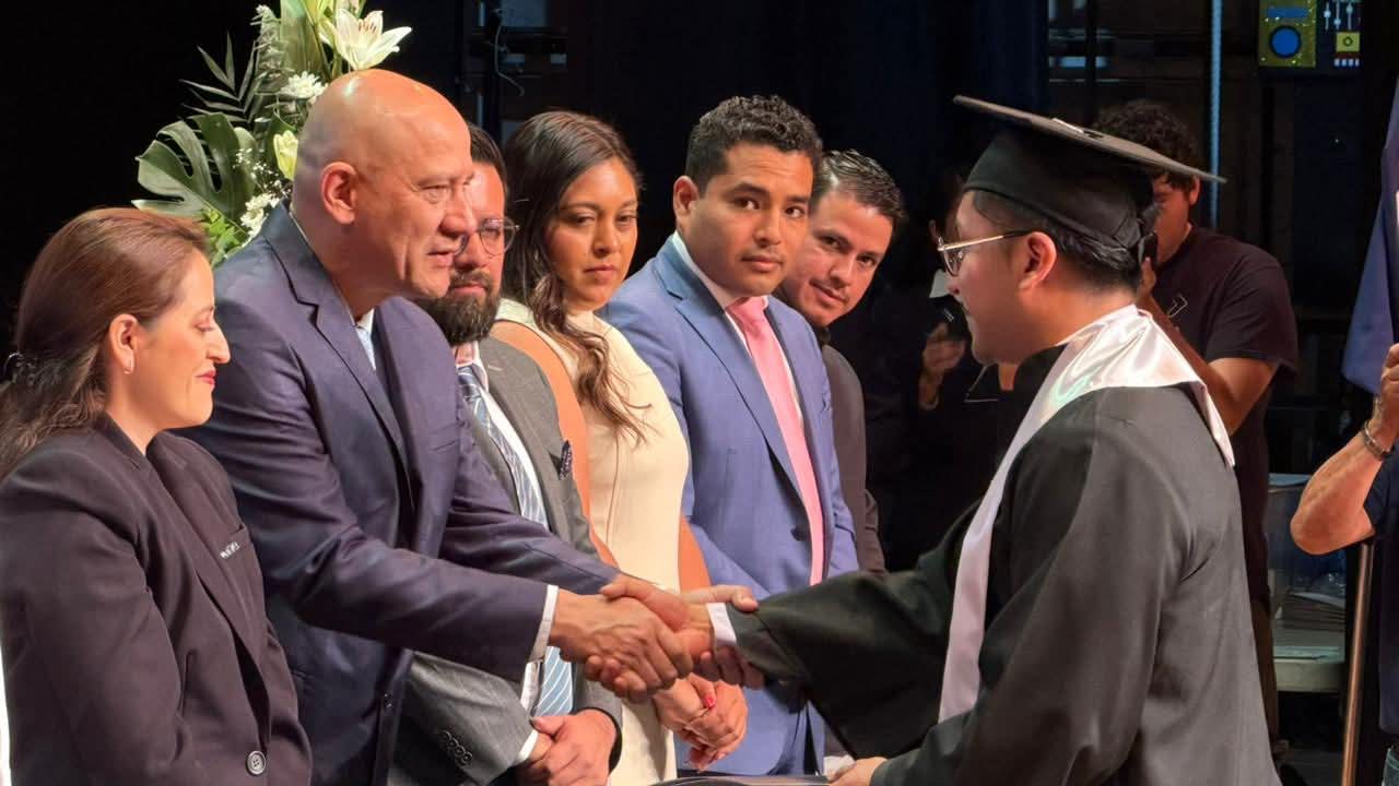 Reconocen a egresados de posgrado de UNICLA