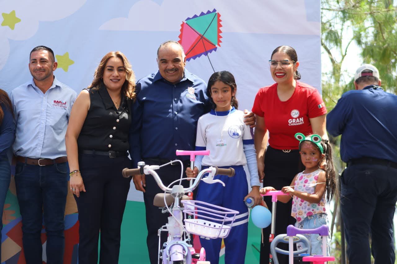 Miles de niños celebran su día en Jacona con festival encabezado por Isidoro Mosqueda