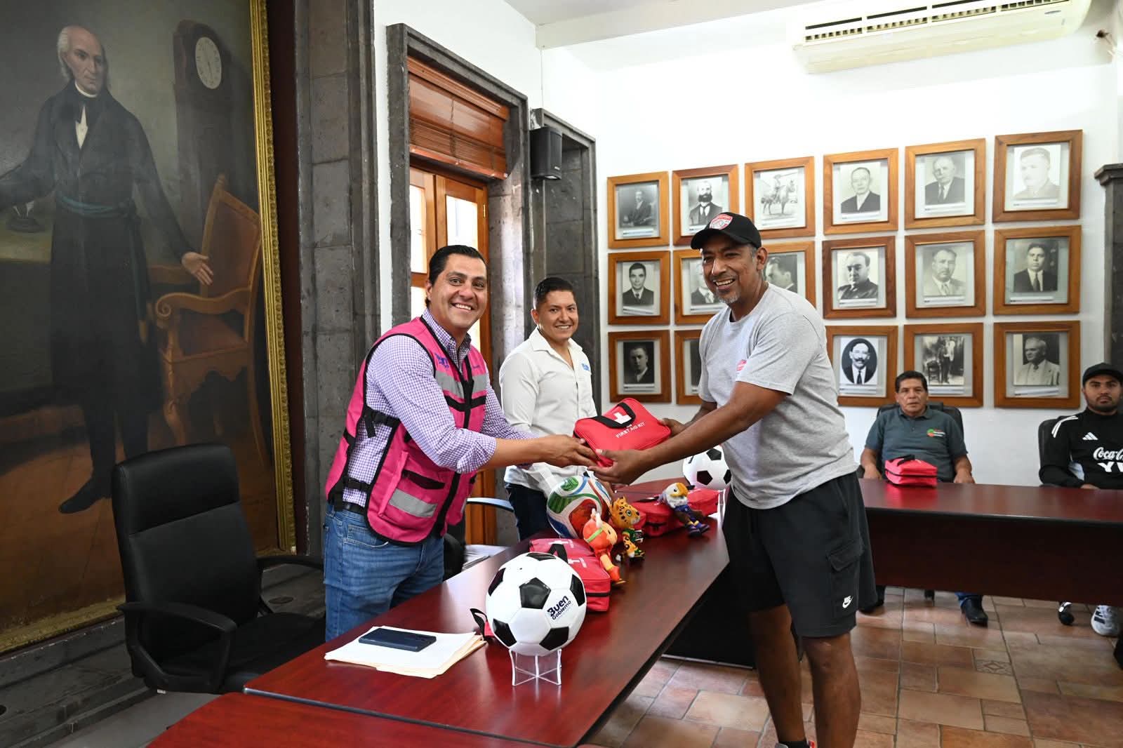Entregan equipo médico a ligas deportivas para atender emergencias en Zamora
