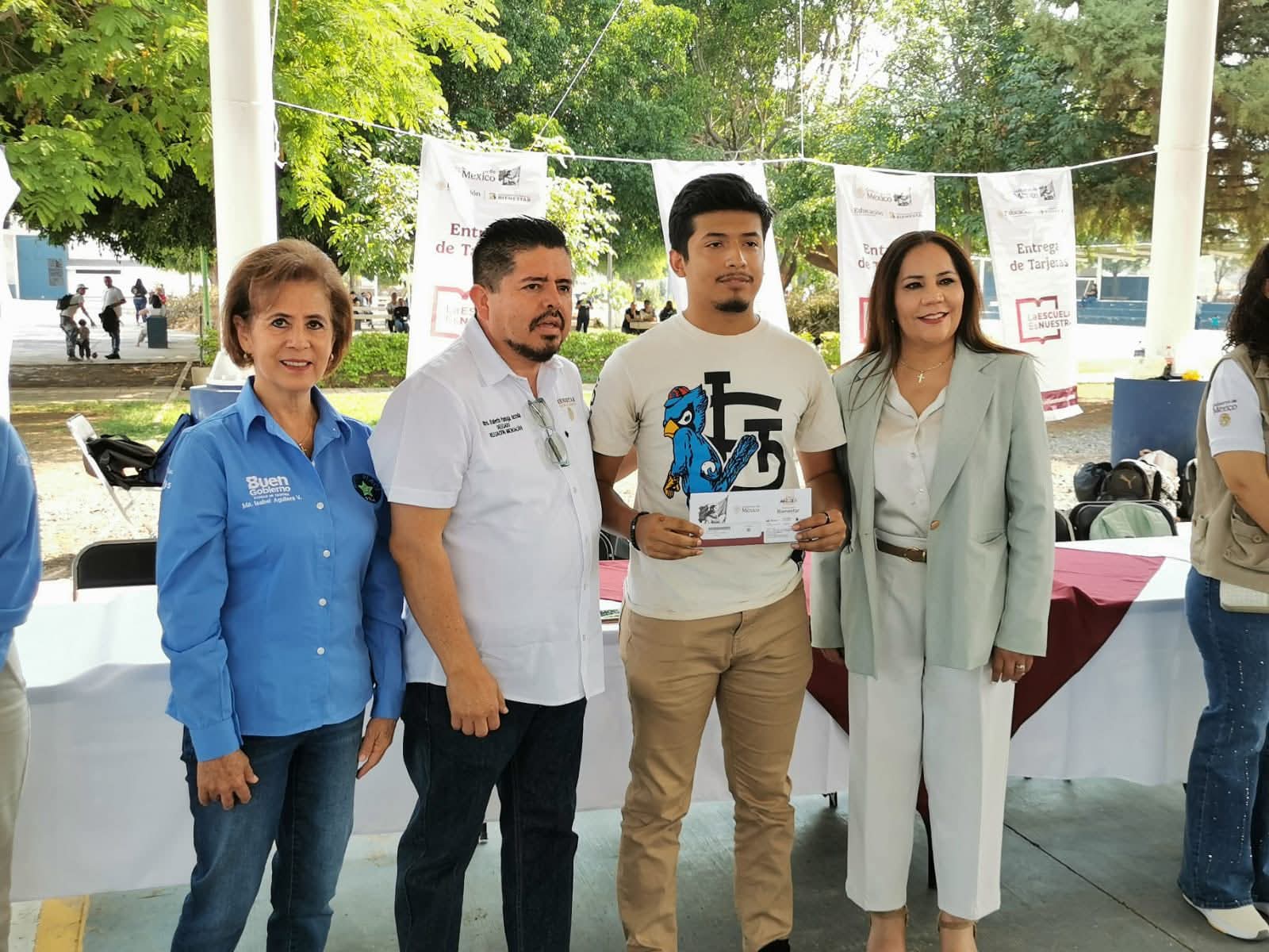 Entregaron tarjetas de programas “La Escuela es Nuestra” y “Jóvenes Construyendo el Futuro”