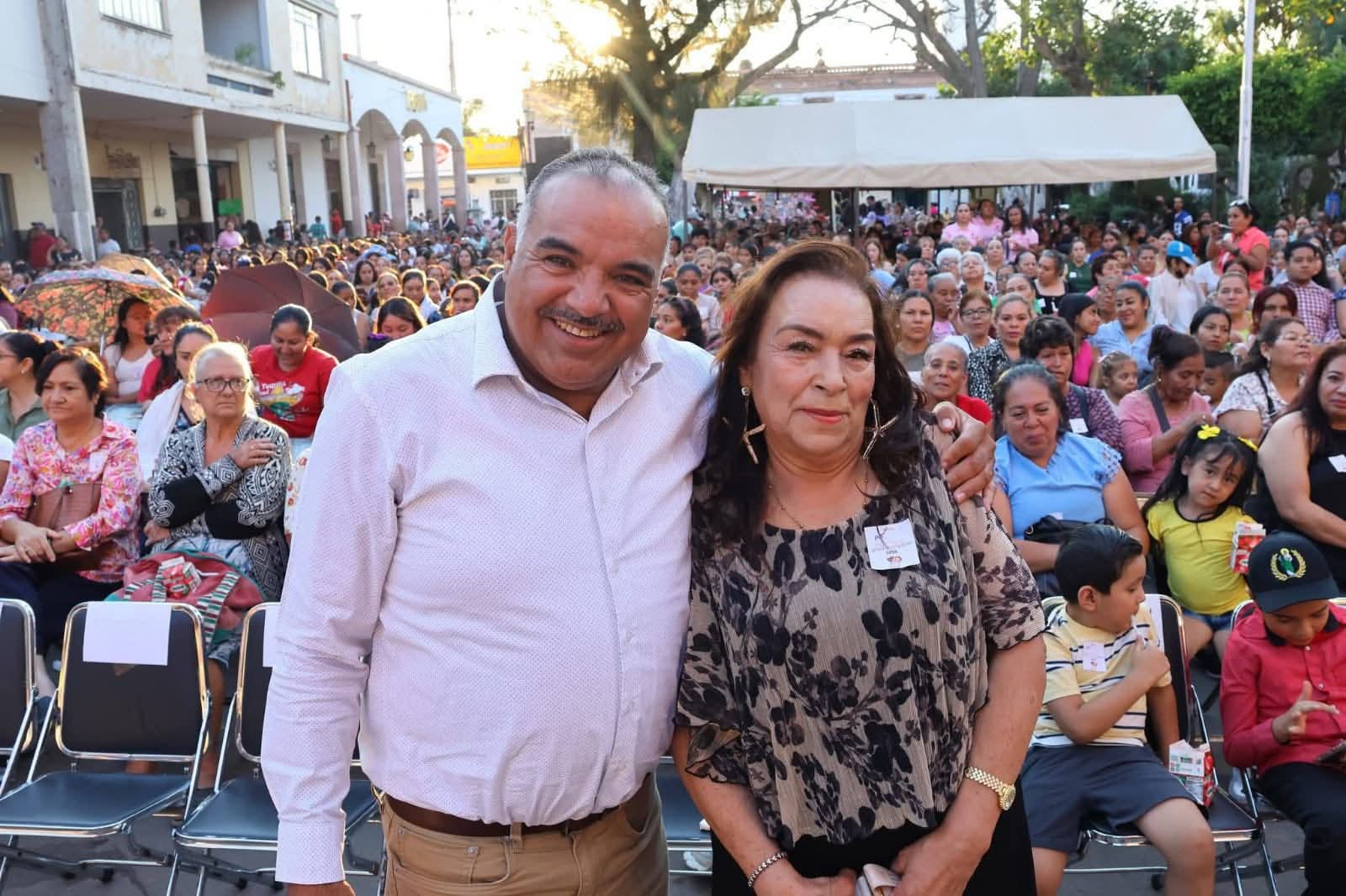 iGrandioso festejo del Día de las Madres encabezado por el Presidente Isidoro Mosqueda y la Sra. Angélica Luna Presidenta del Sistema DIF Jacona!