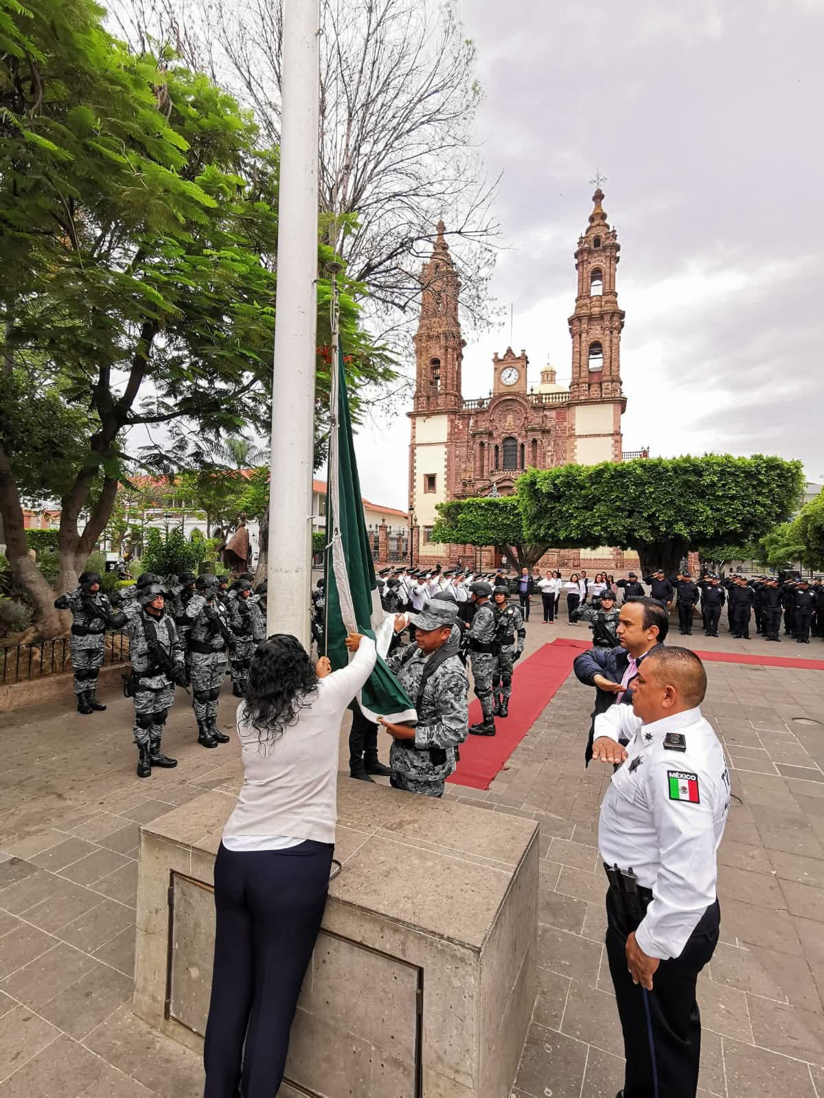 Realizaron izamiento de Bandera