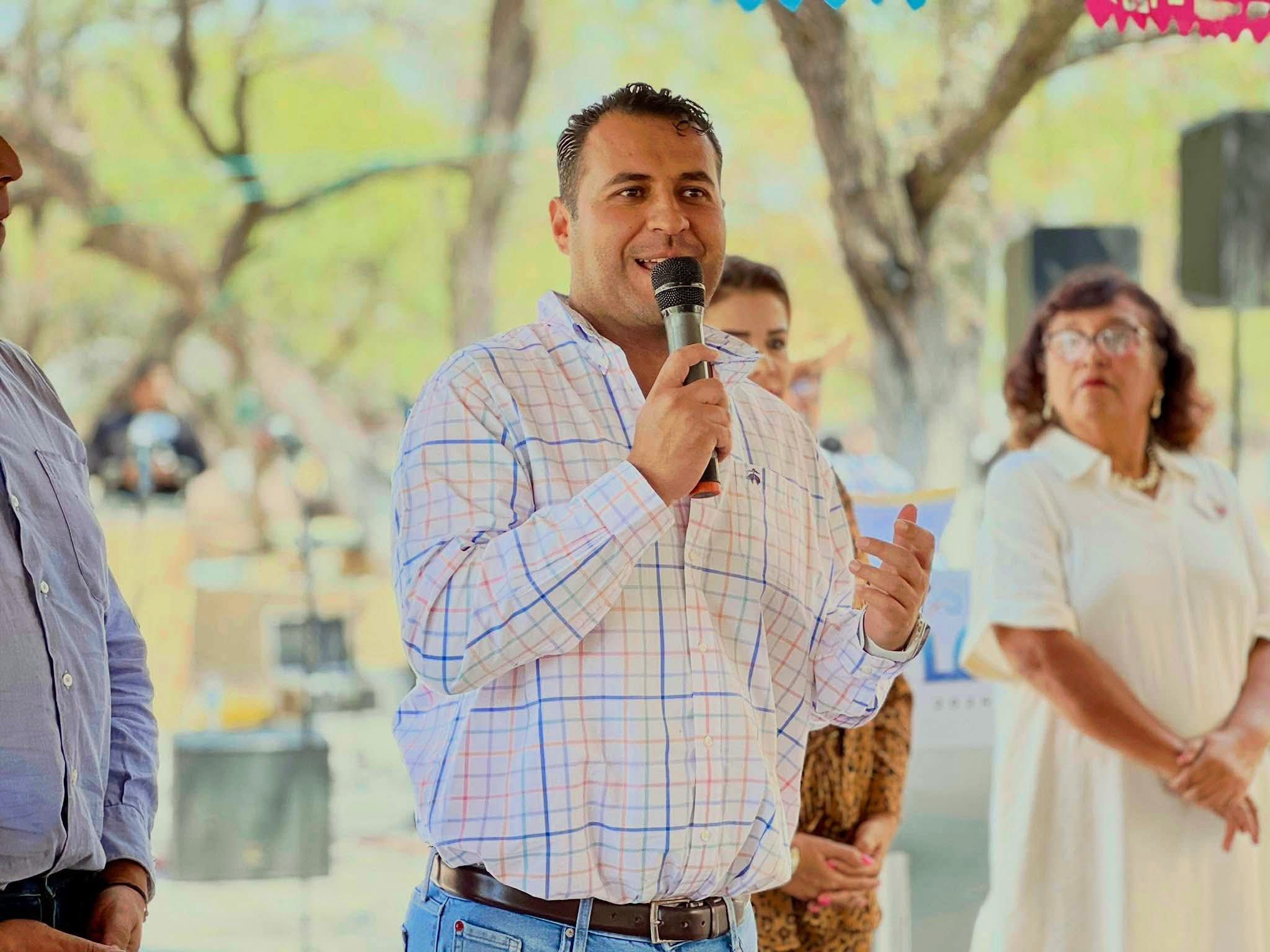 Reconoce Enoc Tamayo labor de maestras y maestros de Ixtlán en su día