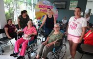 DIF Zamora entrega sillas de ruedas a personas en situación vulnerable