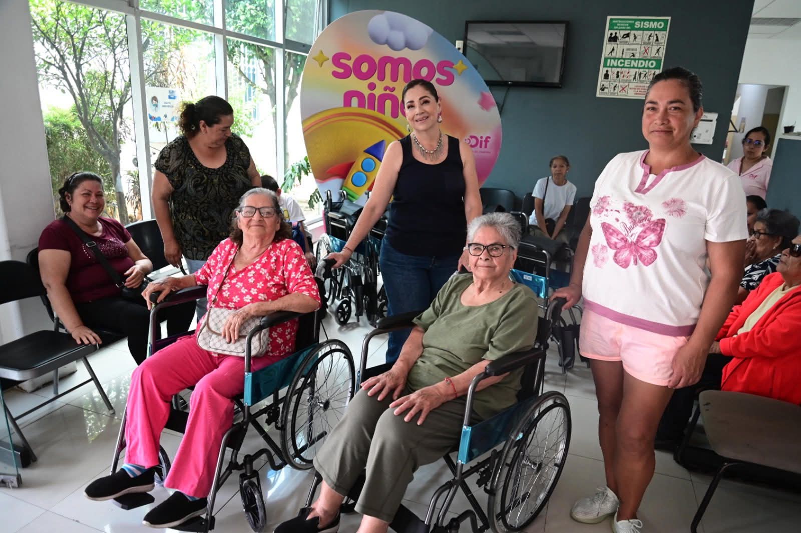 DIF Zamora entrega sillas de ruedas a personas en situación vulnerable