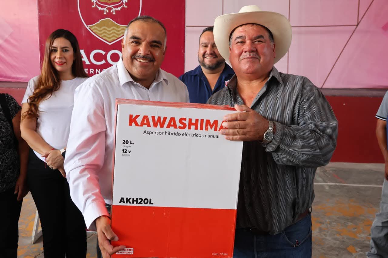 Impulsa Isidoro Mosqueda al campo de Jacona con entrega de semilla y aspersoras