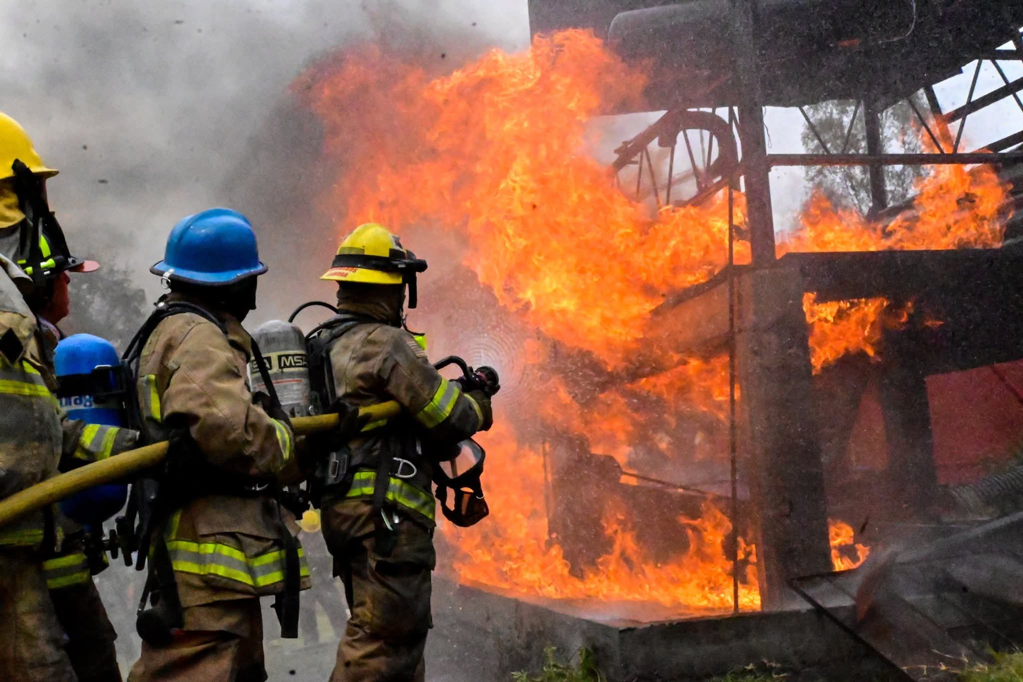 Capacitan a personal de Protección Civil y Bomberos Municipales en combate al fuego