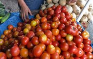Sigue subiendo el kilo de jitomate en mercados municipales