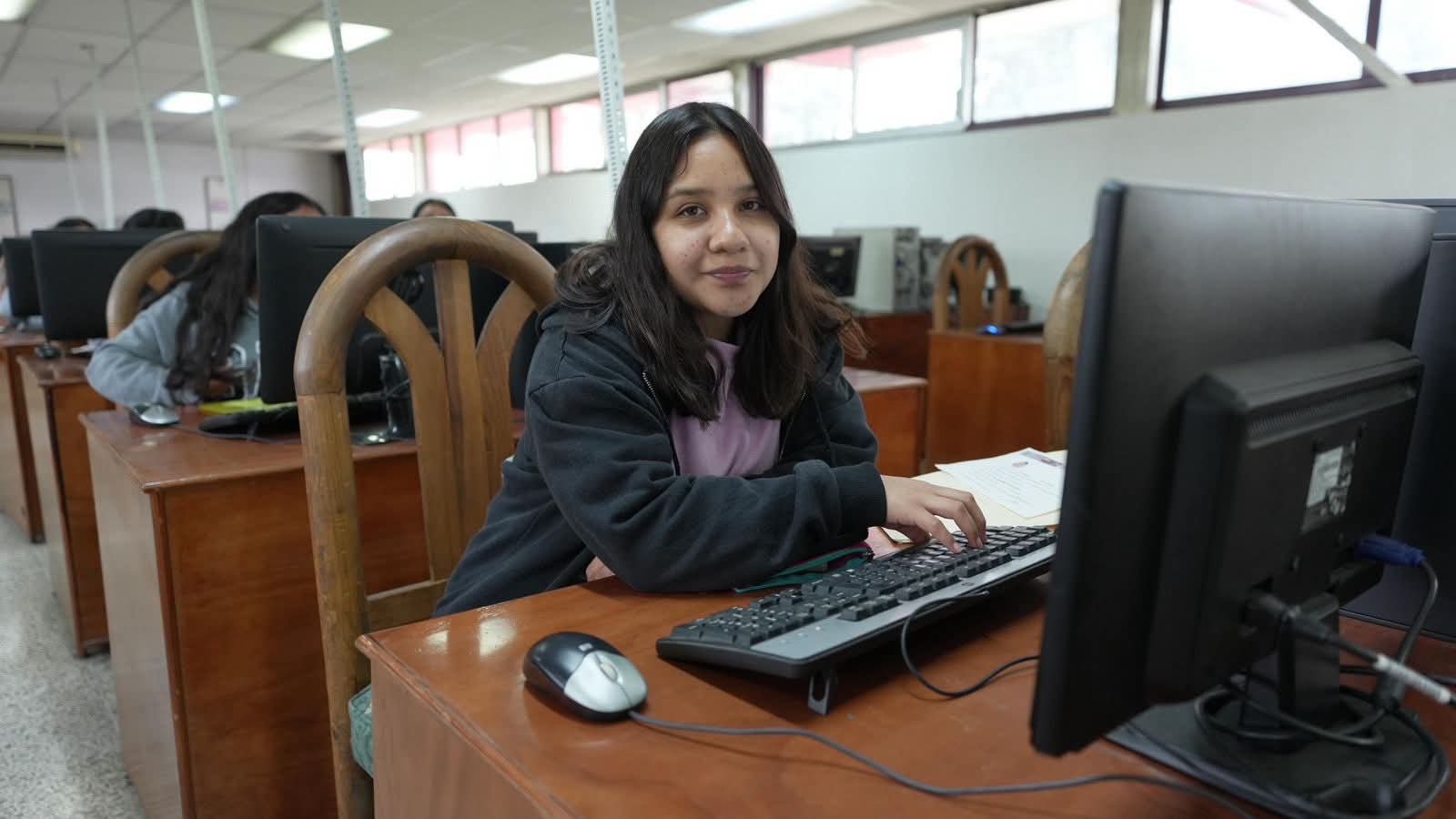Más de 170 mil estudiantes en Michoacán beneficiadas con reforma de salud menstrual