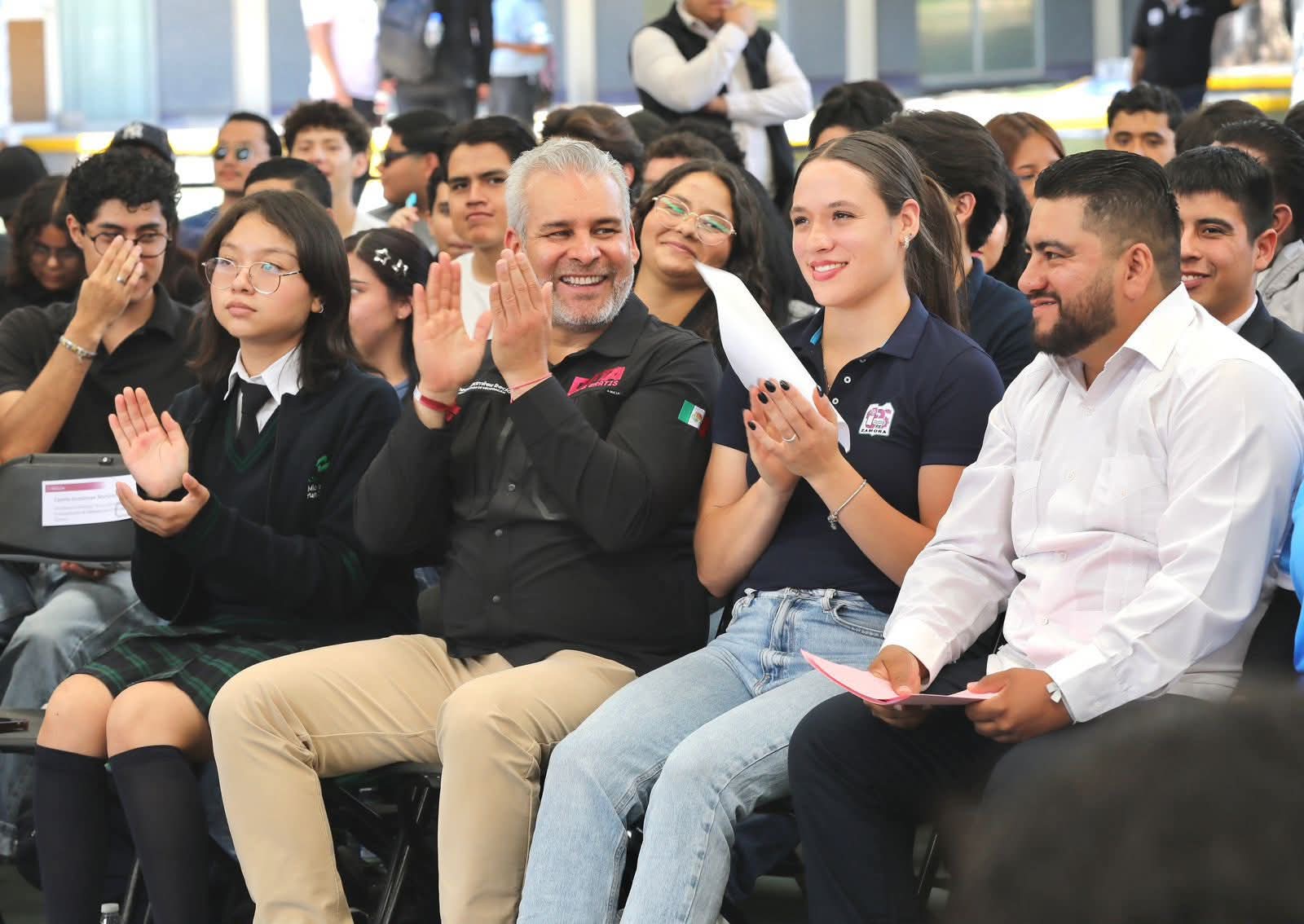 Firma Bedolla iniciativa para garantizar por ley D4ta, datos gratis para estudiantes de prepa y universidad