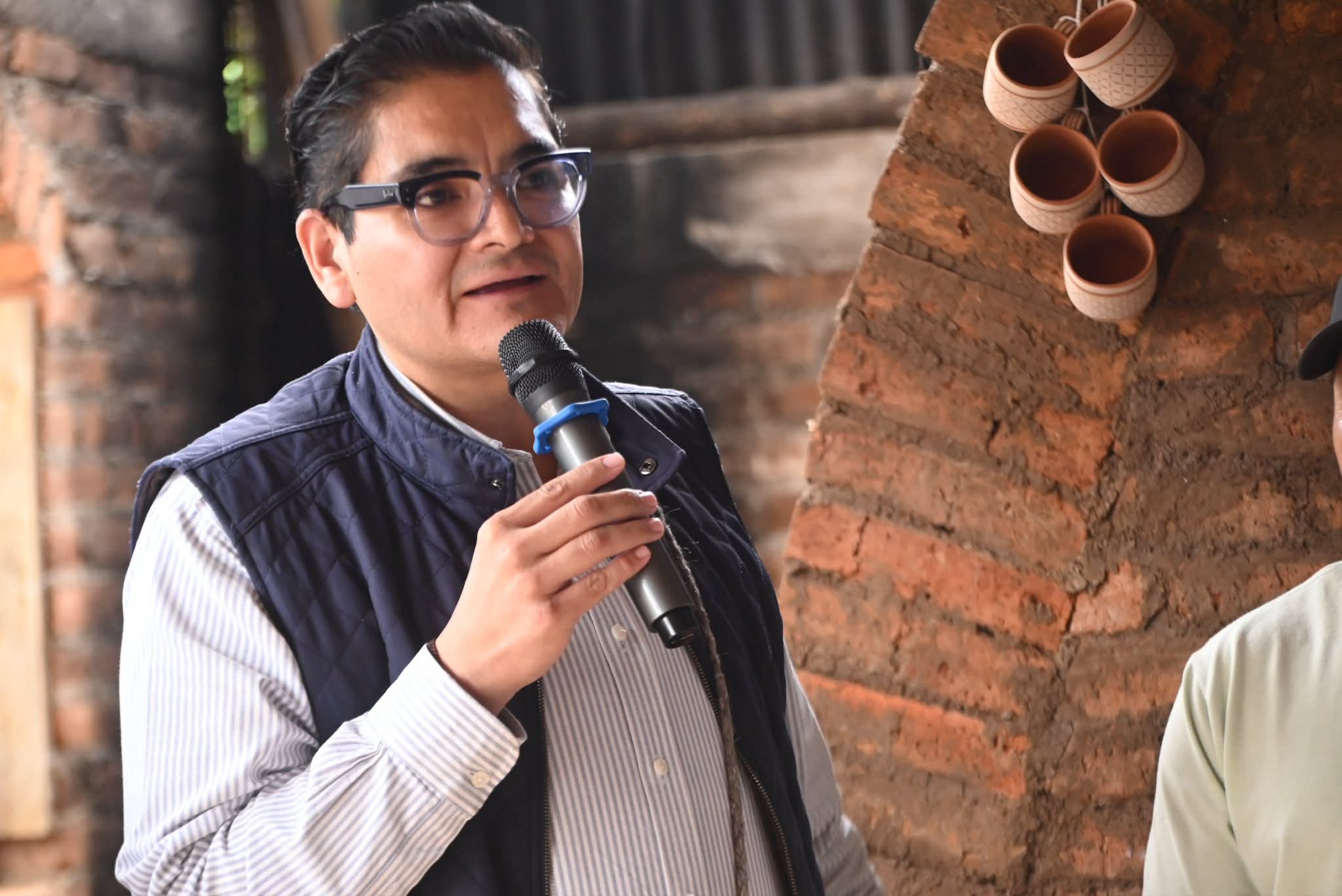 Encabeza Arturo Hernández inauguración de horno de leña libre de humo en Patamban.