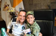 Carlos Soto recibe a Emiliano Díaz, soldado honorario por un día