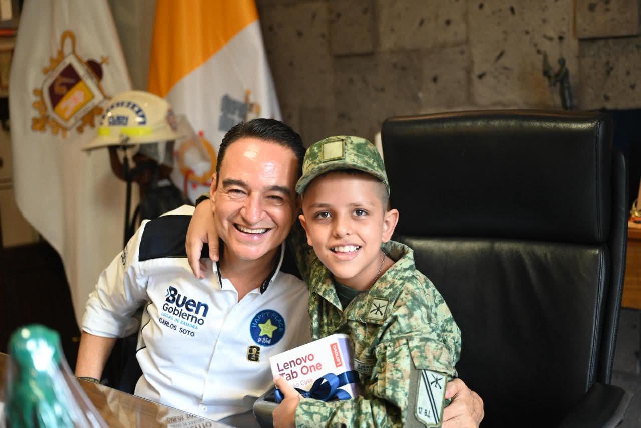 Carlos Soto recibe a Emiliano Díaz, soldado honorario por un día