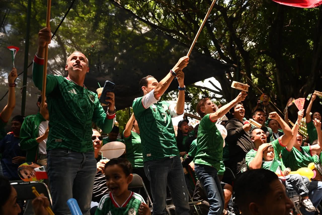 Carlos Soto vive la fiebre mundialista con los zamoranos en la plaza principal