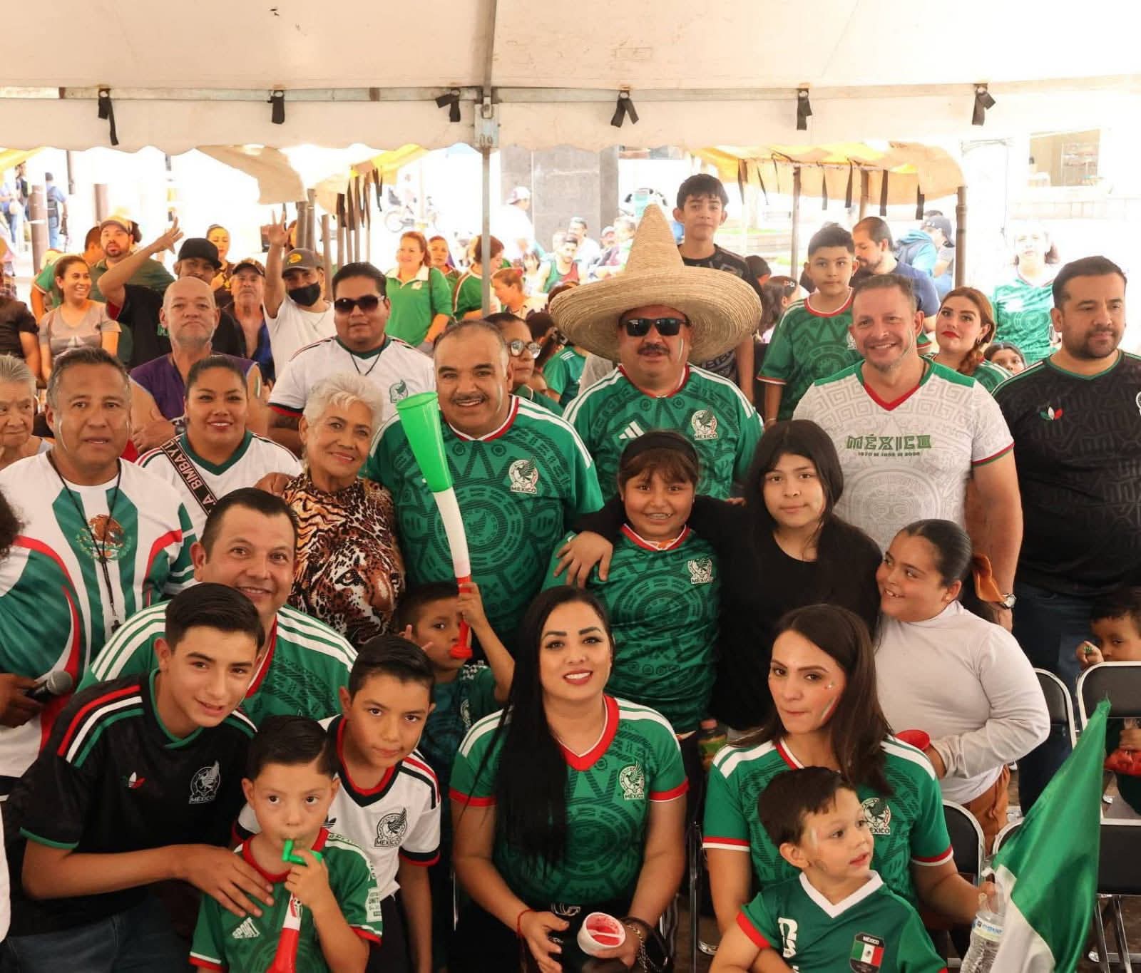 ¡Decenas de personas disfrutaron junto con el Presidente Isidoro Mosqueda de la inauguración del mundial y la gran fiesta del fútbol!