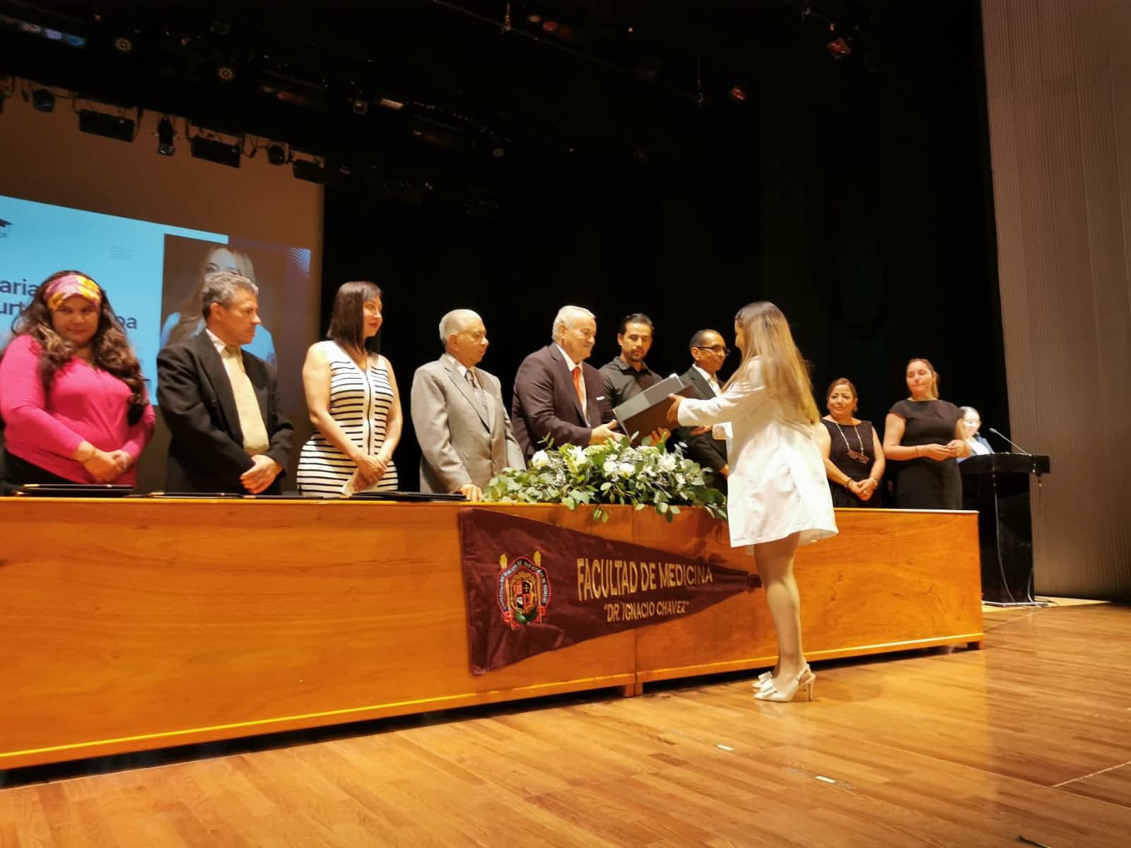 Entregan cartas de pasante a egresados de Medicina de la UMSNH en Zamora