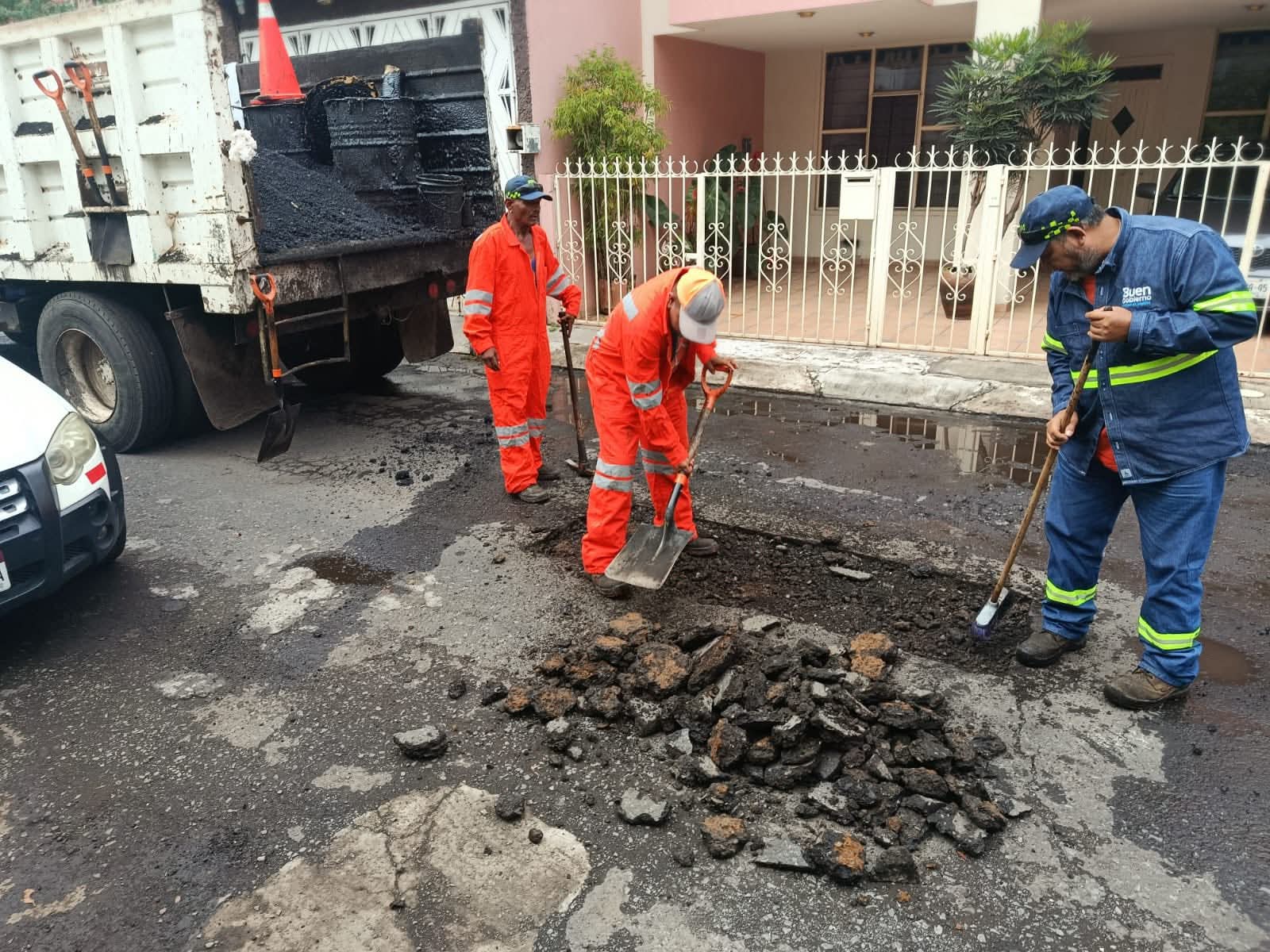 Buen Gobierno realiza labores de bacheo en Las Fuentes