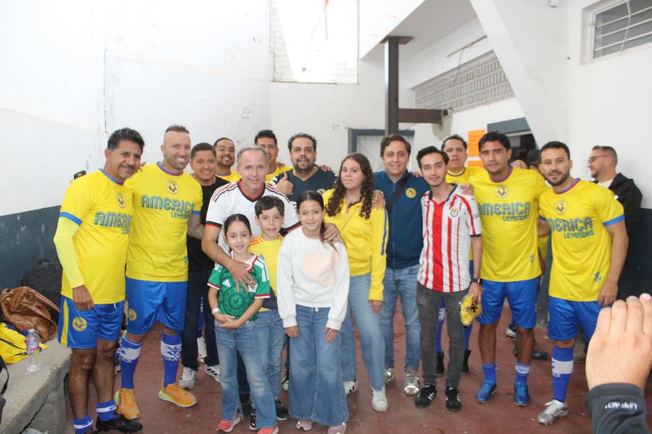 Con un lleno total en el Campo A de la Unidad Deportiva el Chamizal, Chivas venció 5 a 2 al América en partido de leyendas