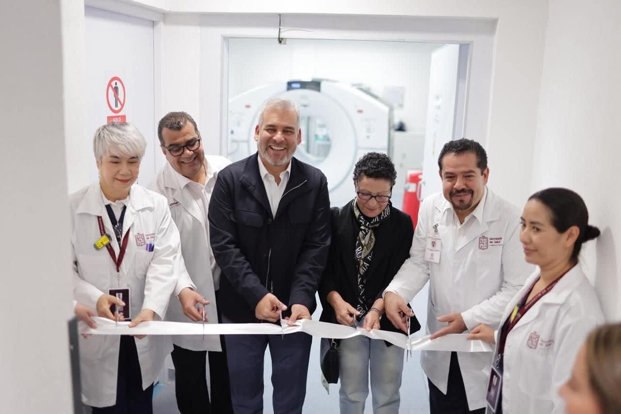 Avanzan tratamientos contra el cáncer en Michoacán; van 13 mil radioterapias en 10 meses: Bedolla
