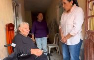 Entrega Adriana Campos Huirache sillas de ruedas a vecinas de Jacona y refrenda su compromiso con las familias