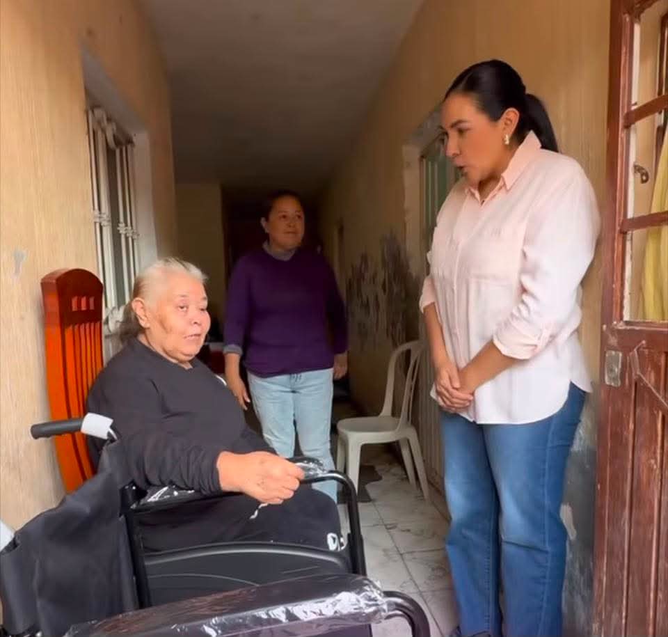 Entrega Adriana Campos Huirache sillas de ruedas a vecinas de Jacona y refrenda su compromiso con las familias