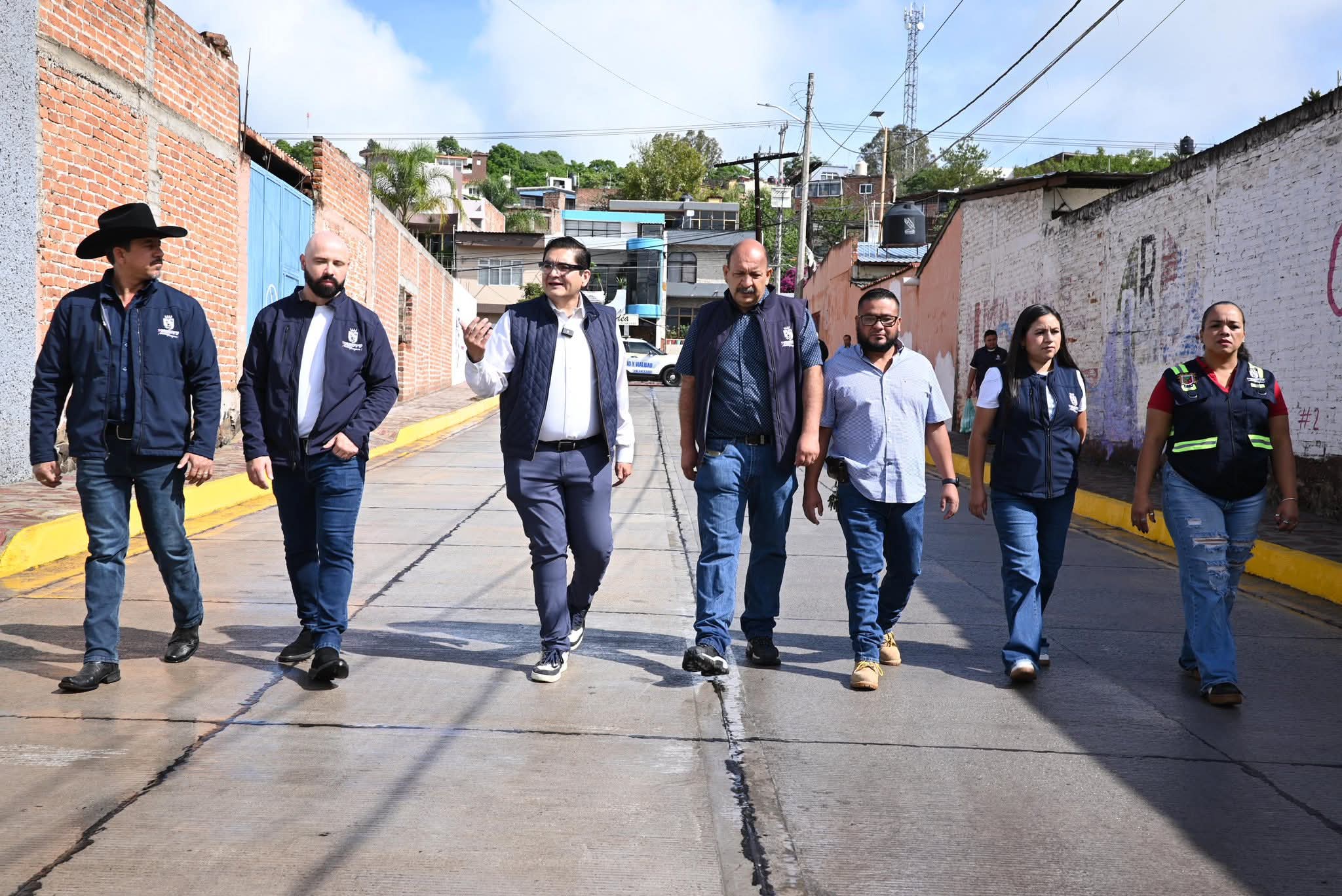 Inaugura Arturo Hernández pavimentación y ampliación de la calle Agustín de Iturbide.