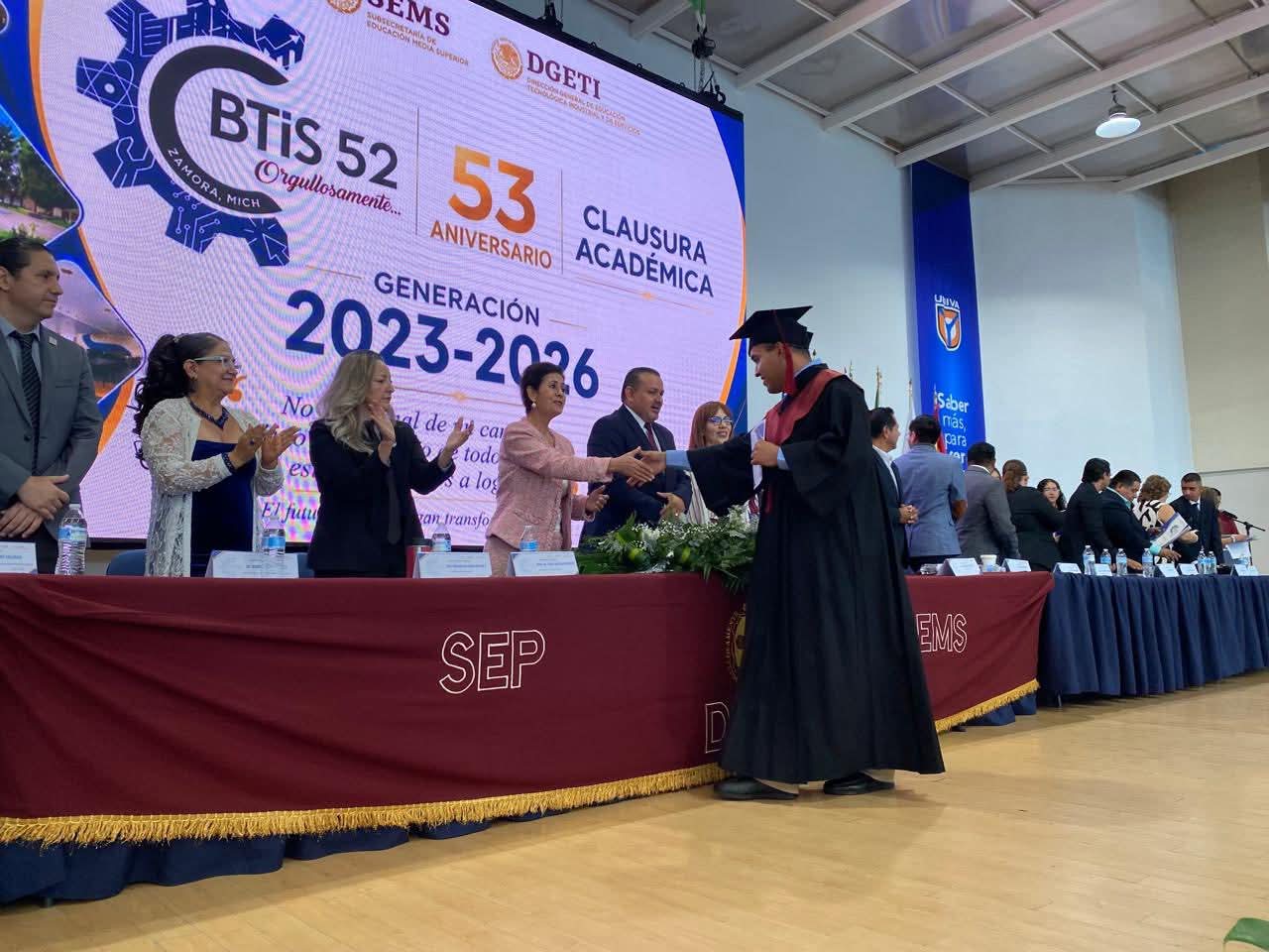 Exhortan a egresados del CBTis 52 a continuar su preparación profesional