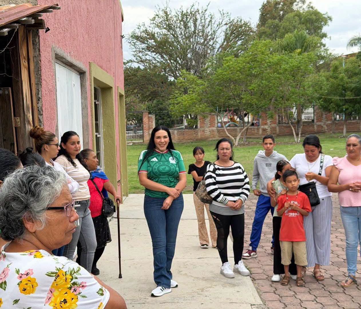 Adriana Campos Huirache mantiene contacto permanente con la ciudadanía en Jacona y su región
